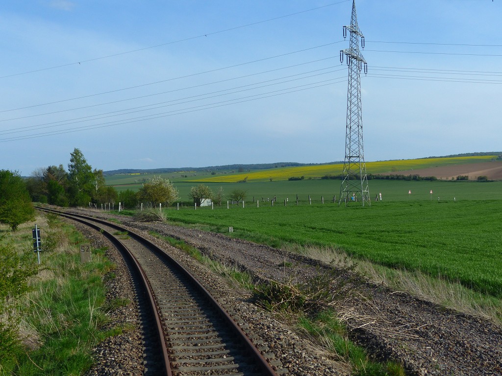 Das Unstrutbahngleis bei km 52.0, in Höhe des früheren Gleisdreiecks bei Reindorf (b Artern), am 01.05.2016. (Foto: Ralf Kuke)