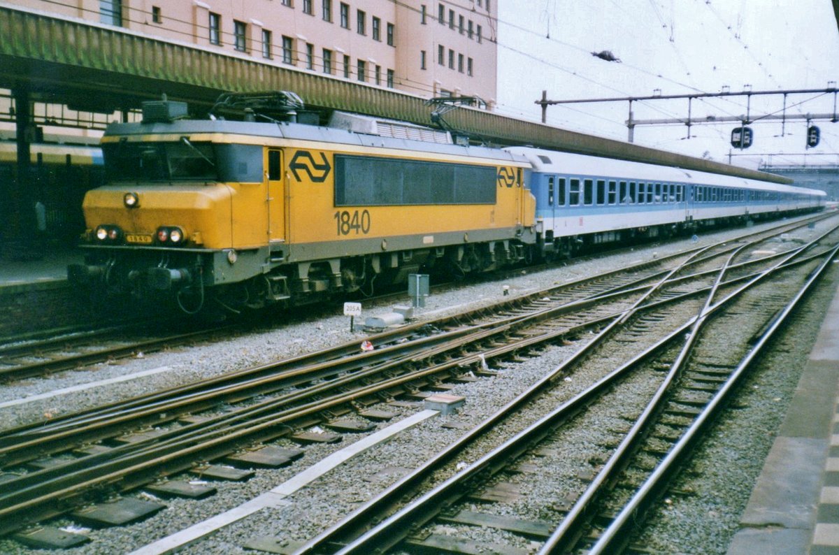 Das war Einmal! NS 1840 steht mit Interregio 2342 'HAVELLAND' Schiphol-->Berlin Ost am 16 Februar 2000 in Amersfoort.