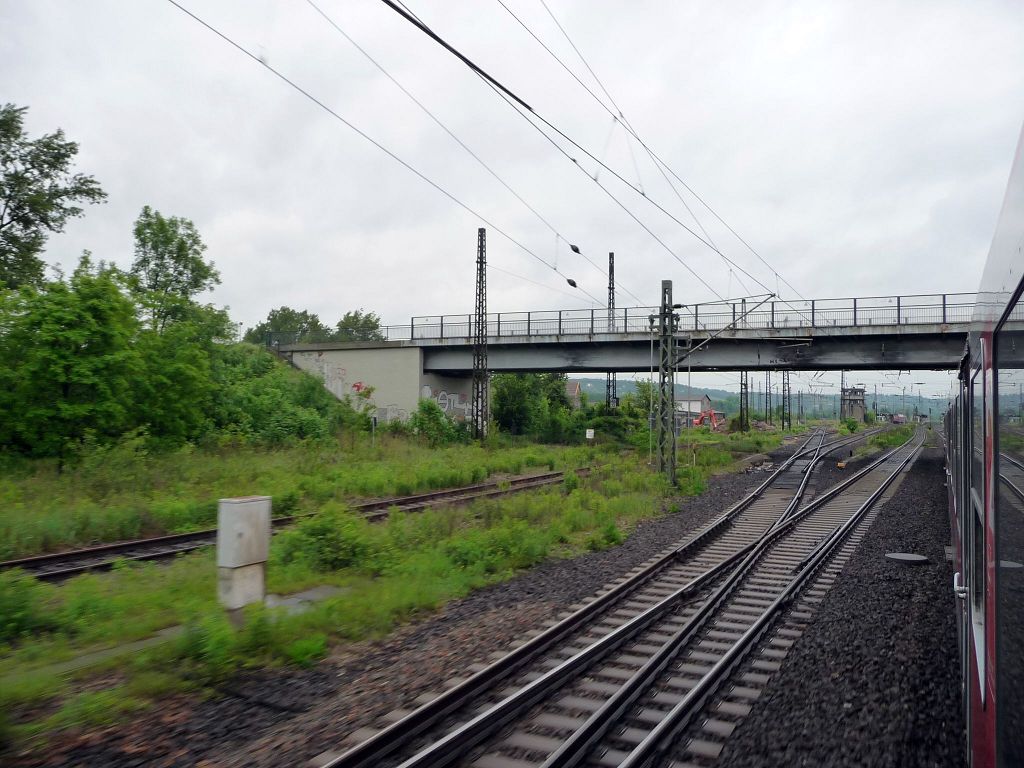 Das westliche Gleisvorfeld mit der Br�cke �ber die B180, am 01.06.2010 in Naumburg Hbf. (Foto: Ralf Kuke)
