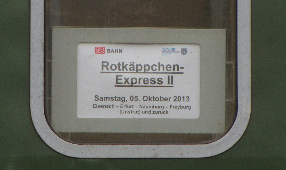 Das Zuglaufschild vom  Rotk�ppchen-Express II , fotografiert am 05.10.2013 in Karsdorf.