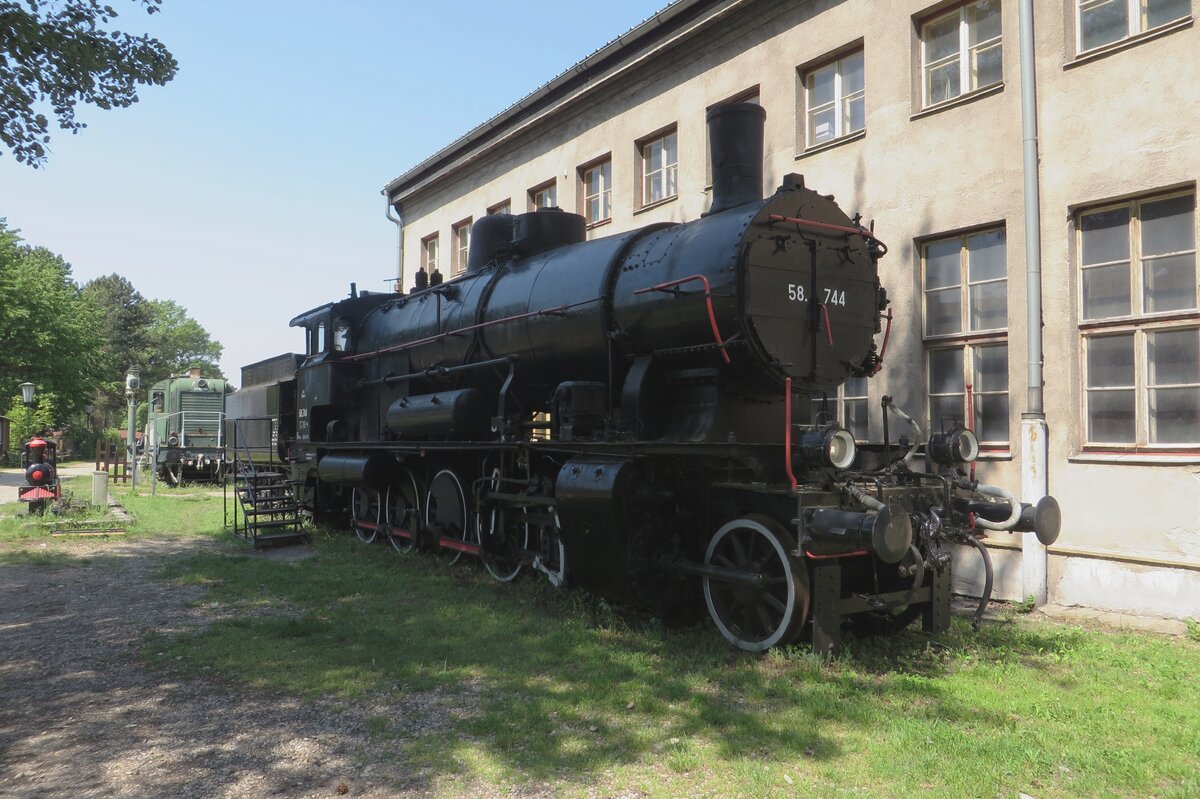 Dasmpflko 58.744 ist teilweise restauriert und steht als Torwarter ins Heizhaus Strasshof, wo sie am 21.Mai 2023 fotografiert wurde.