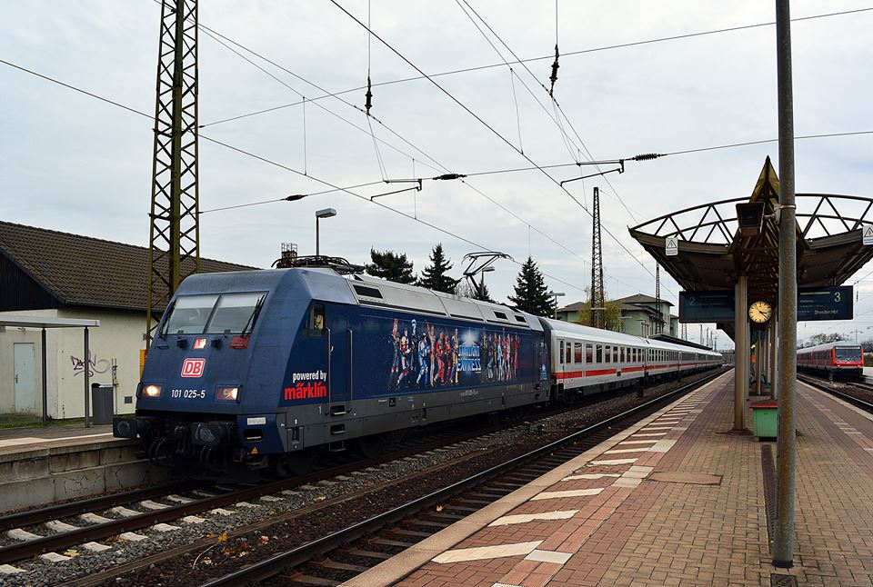 DB 101 025-5 mit einem IC Richtung Leipzig, am 06.11.2013 bei der Durchfahrt in Naumburg Hbf. (Foto: Wolfgang Gerstner)
