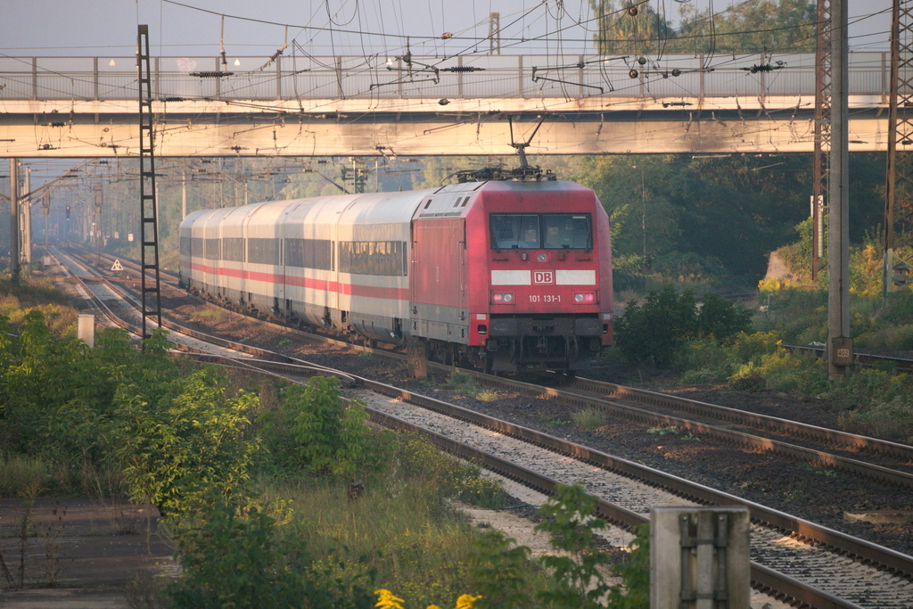 DB 101 031-1 mit dem ICE 1001 von Berlin Gesundbrunnen nach M�nchen Hbf, am 03.10.2015 bei der Durchfahrt in Naumburg Hbf. (Foto: Stefan Neumeyer)