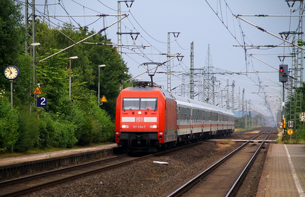 DB 101 034-7 passiert hier mit dem IC 2410 aus Köln den Bhf Jübek. 27.06.2014