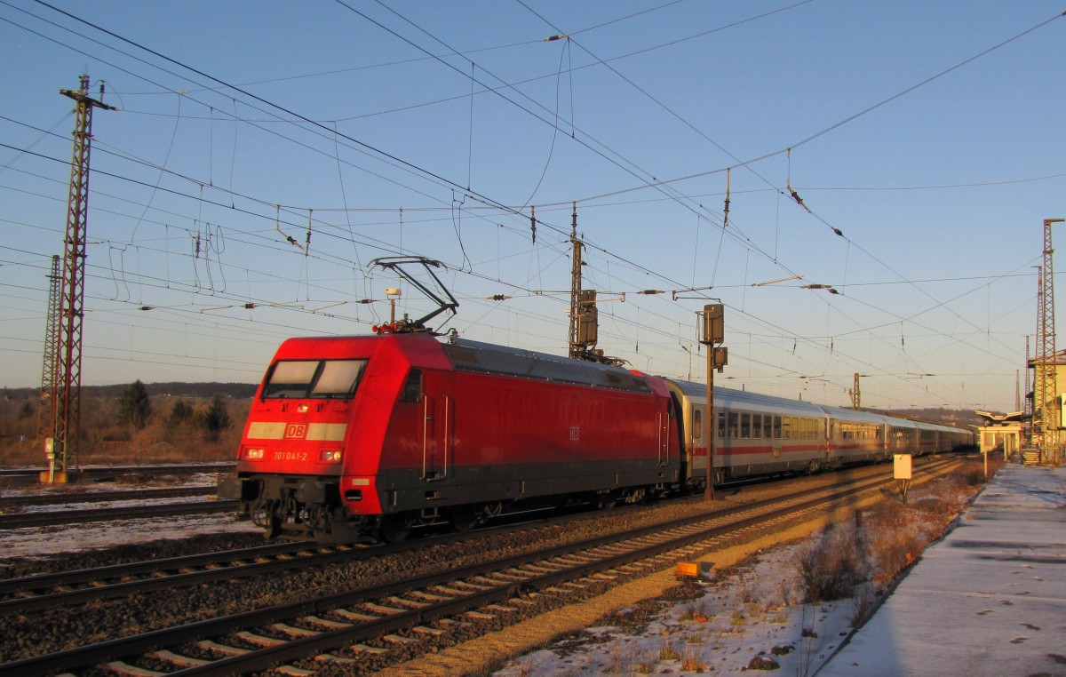 DB 101 041-2 mit dem IC 2207 von Berlin Gesundbrunnen nach M�nchen Hbf, am 27.01.2014 bei der Durchfahrt in Naumburg Hbf.