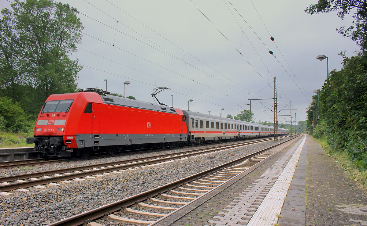 DB 101 053-7 mit dem IC 2407 nach Köln Hbf. Schleswig 23.06.2017