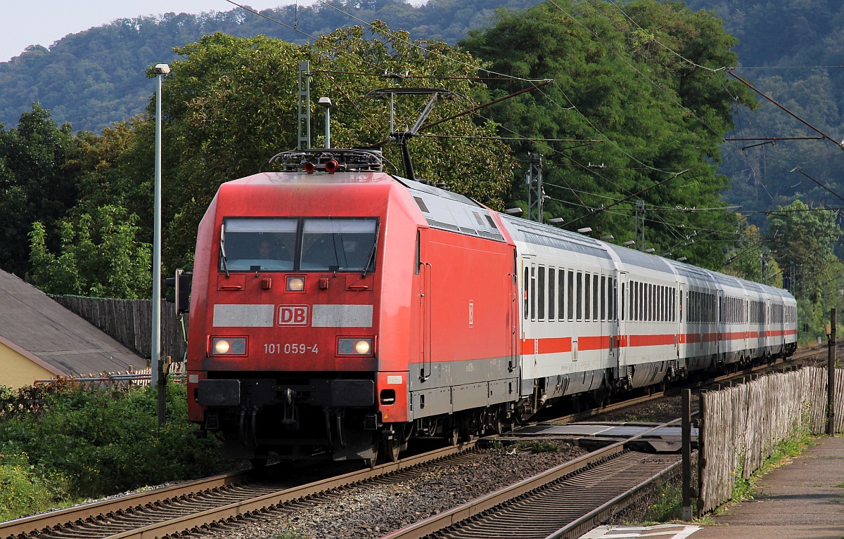 DB 101 059-4 als Zuglok an einem der vielen IC Züge an den Rheinstrecken. Andernach-Namedy 13.09.2021