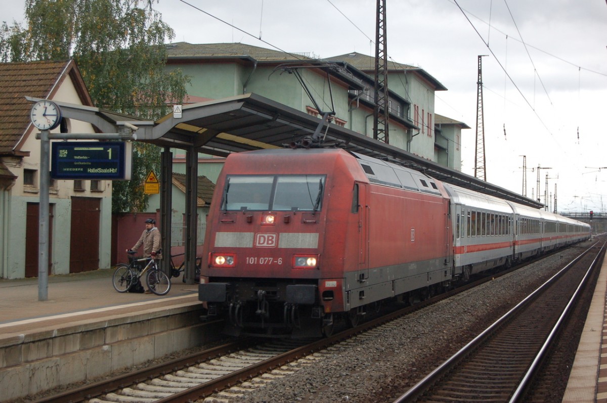 DB 101 077-6 mit dem IC 2355  ARKONA  von Frankfurt (M) Flughafen Fernbf nach Ostseebad Binz, am 18.10.2013 beim Halt in Naumburg Hbf. (Foto: dampflok015)