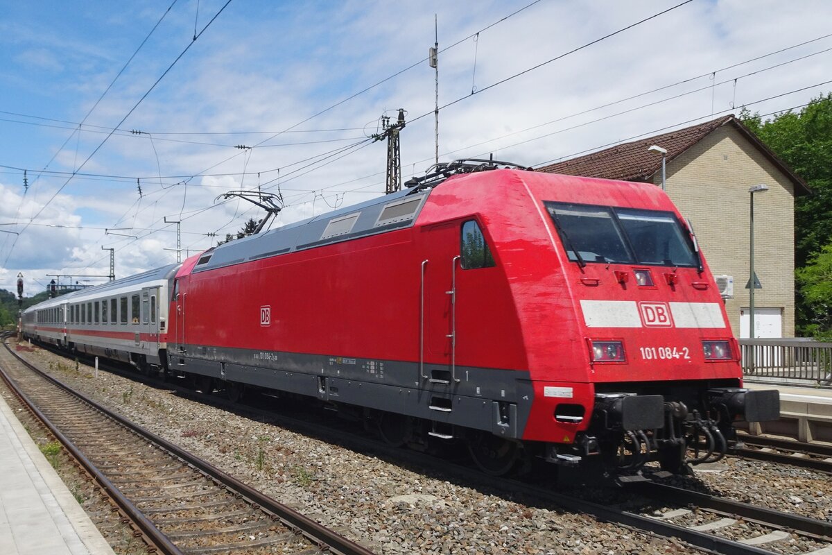 DB 101 084 durcheilt samt deren IC Amstettem (W) am 9 Juli 2022.