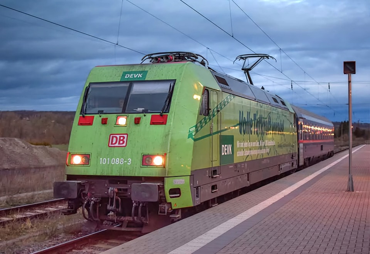 DB 101 088-3 stand am 19.12.2024 mit einem nightjet-Wagen der Österreichische Bundesbahnen (ÖBB) am #Unstrutbahn Bahnsteig 5 in Naumburg (S) Hbf. (Foto: Maik Köhler)