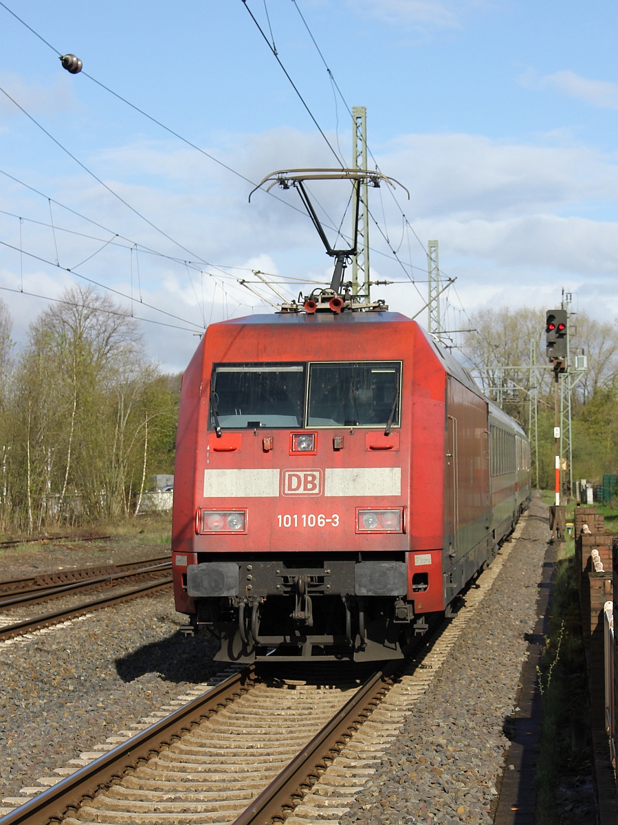 DB 101 106-3 war die Schublok des IC 488 aus Basel. Später am Nachmittag fuhr sie mit dem gleichen Wagenpark als IC 2197 von Flensburg nach Köln. Schleswig 17.04.2017