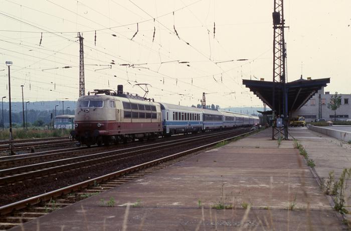 DB 103 117-8 mit dem EC 11  Mimara  von Berlin Zoologischer Garten nach Zagreb Gl K., am 27.06.1996 bei der Ausfahrt in Naumburg Hbf. (Foto: Gerd B�hmer, http://www.gerdboehmer-berlinereisenbahnarchiv.de/)