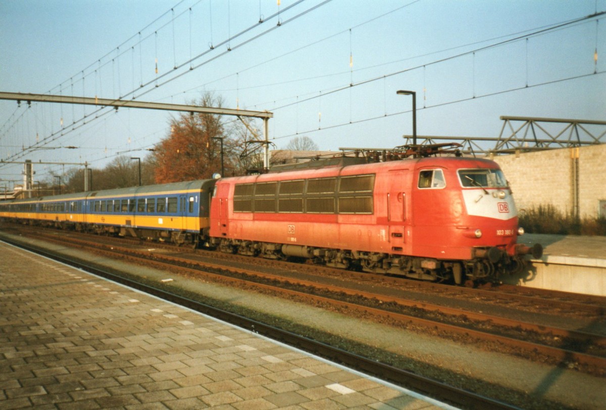 DB 103 180 mit NS-IC-Wagen in Venlo am 26 Juli 1998.