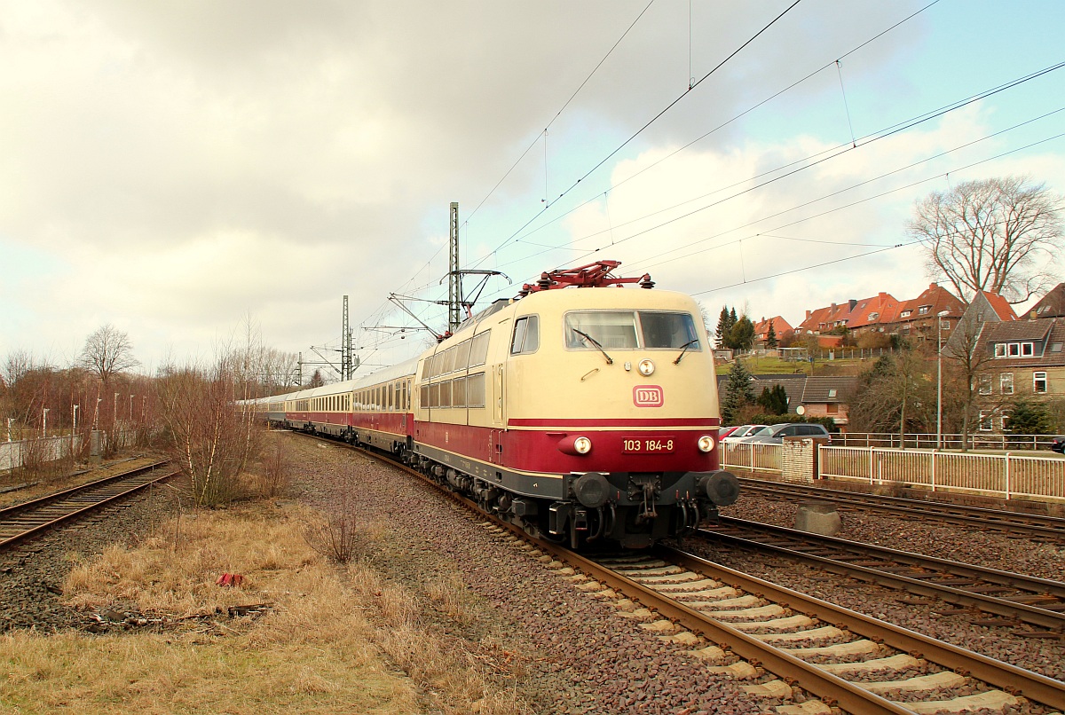 DB 103 184-8 mit dem IC 2417 Hanseat bei der Einfahrt in Schleswig. 19.02.2012