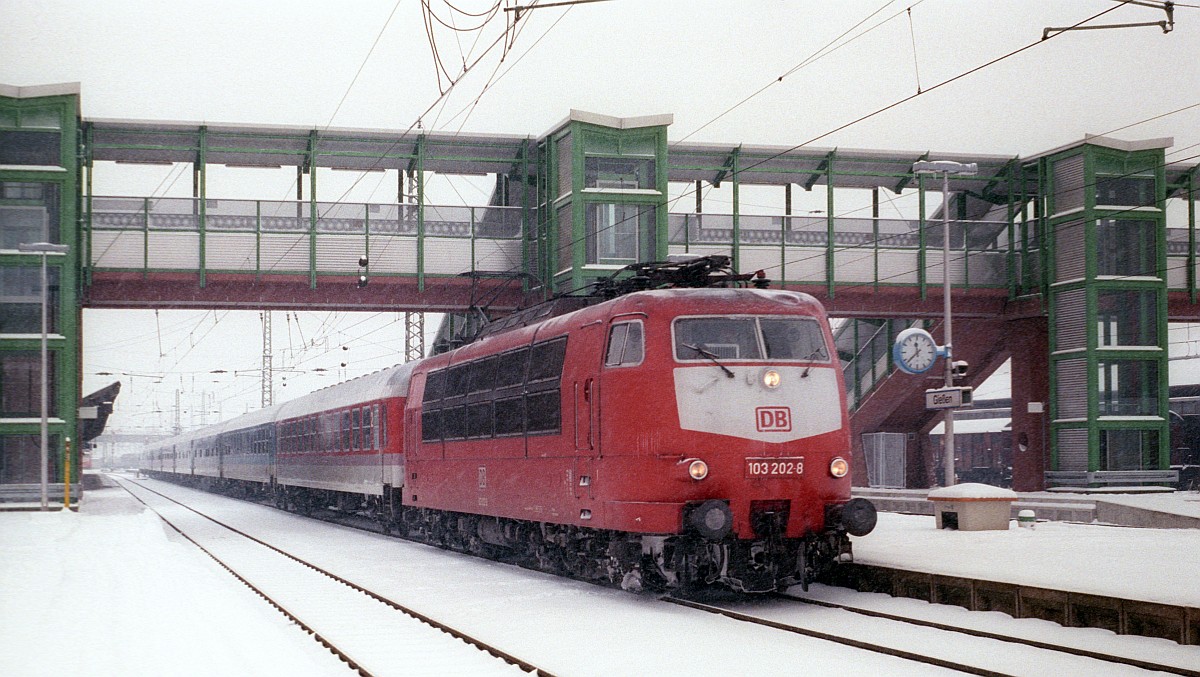 DB 103 202-8 Gießen Hbf 30.12.1996