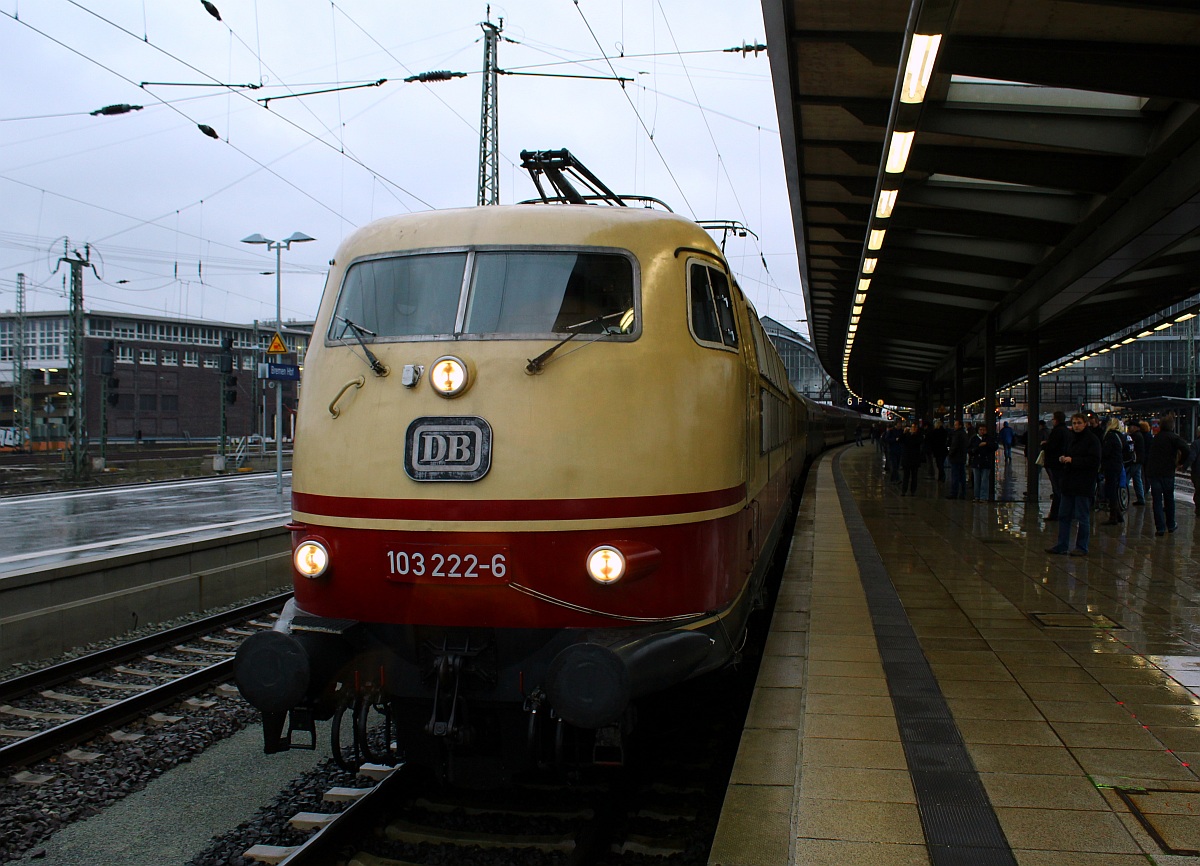 DB 103 222-6 der Systemtechnik München zog am 03.12.2011 einen Weihnachtsmarkt-Sonderzug nach Bremen. 