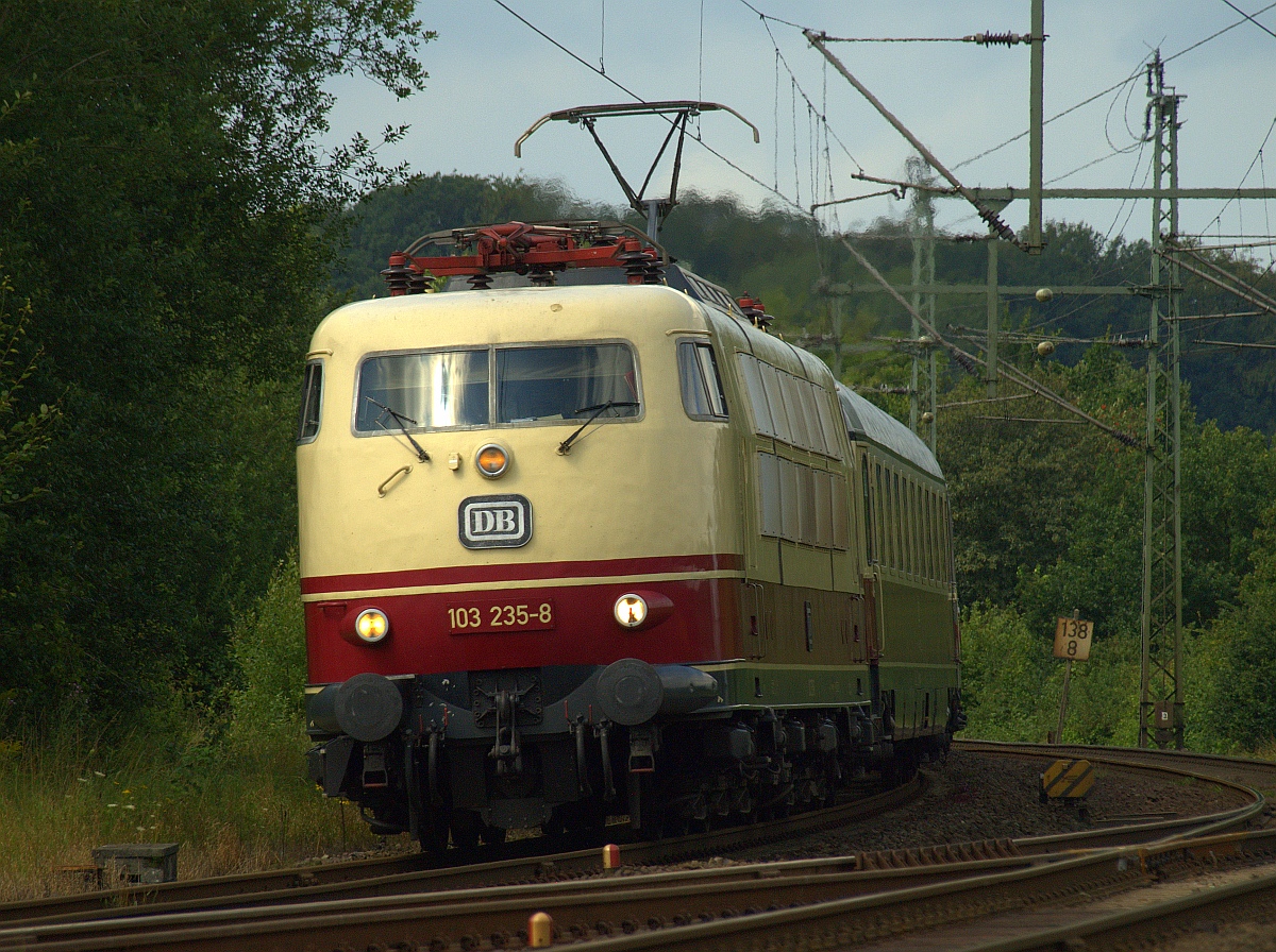 DB 103 235-8 mit dem IC 2417  Hanseat  aufgenommen am Bü Karpfenteich in Schleswig. 07.08.2011(üaVinG)