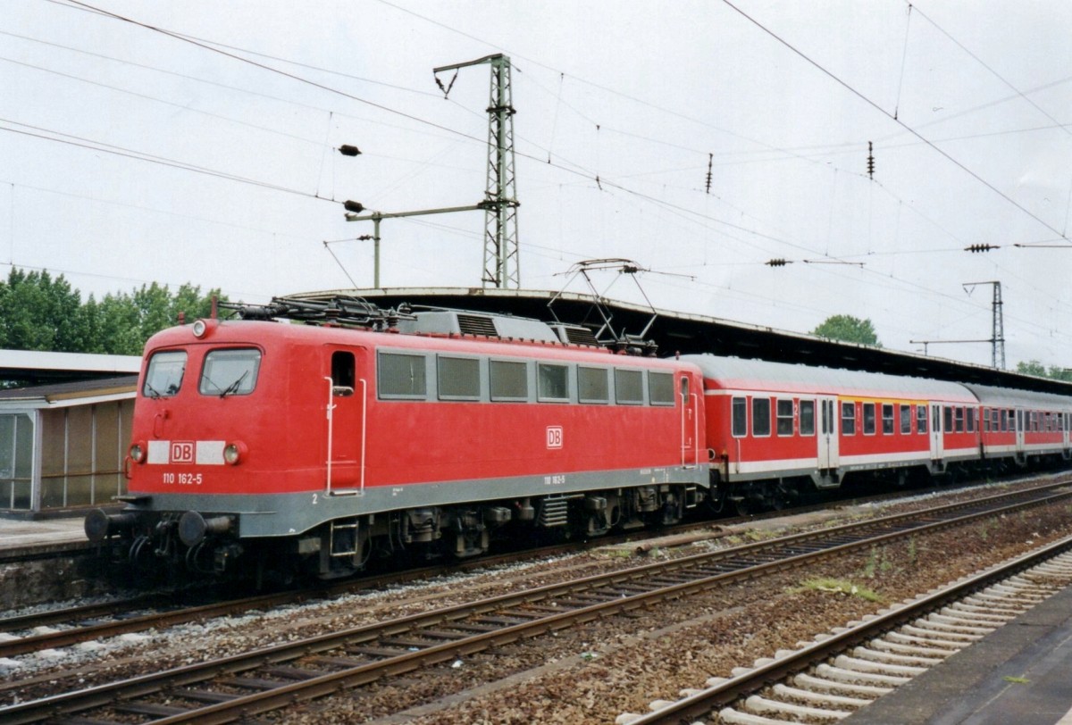 DB 110 162 steht am 13 April 2000 in Kln Deutz.