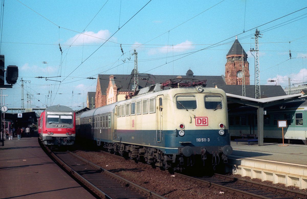 DB 110 511 wurde als E40 134 im Jahr 1959 in Dienst gestellt, bekam im Jahr 1961 eine Widerstandsbremse eingebaut und wurde deshalb in E40 1134 umgezeichnet. Ab 1.1.1968 bekam sie die Betriebsnummer 139 134. 1985 wurde sie als Ersatz für die verunfallte 110 477 zu einer 110 umgebaut und erhielt die Betriebsnummer 110 511 und wurde im Bw Dortmund Bbf beheimatet.
Hier vor einem Eilzug in Gießen am 03.08.1998 