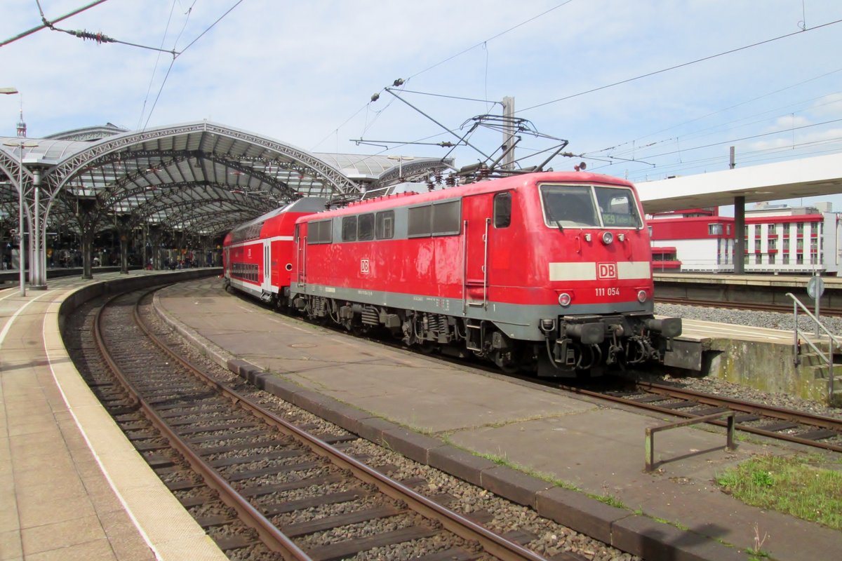 DB 111 054 treft am 27 April 2018 in Köln Hbf ein. 