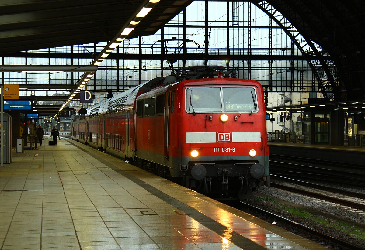 DB 111 081-6 mit der RB nach Bremen Vegesack. Bremen Hbf 03.12.2011