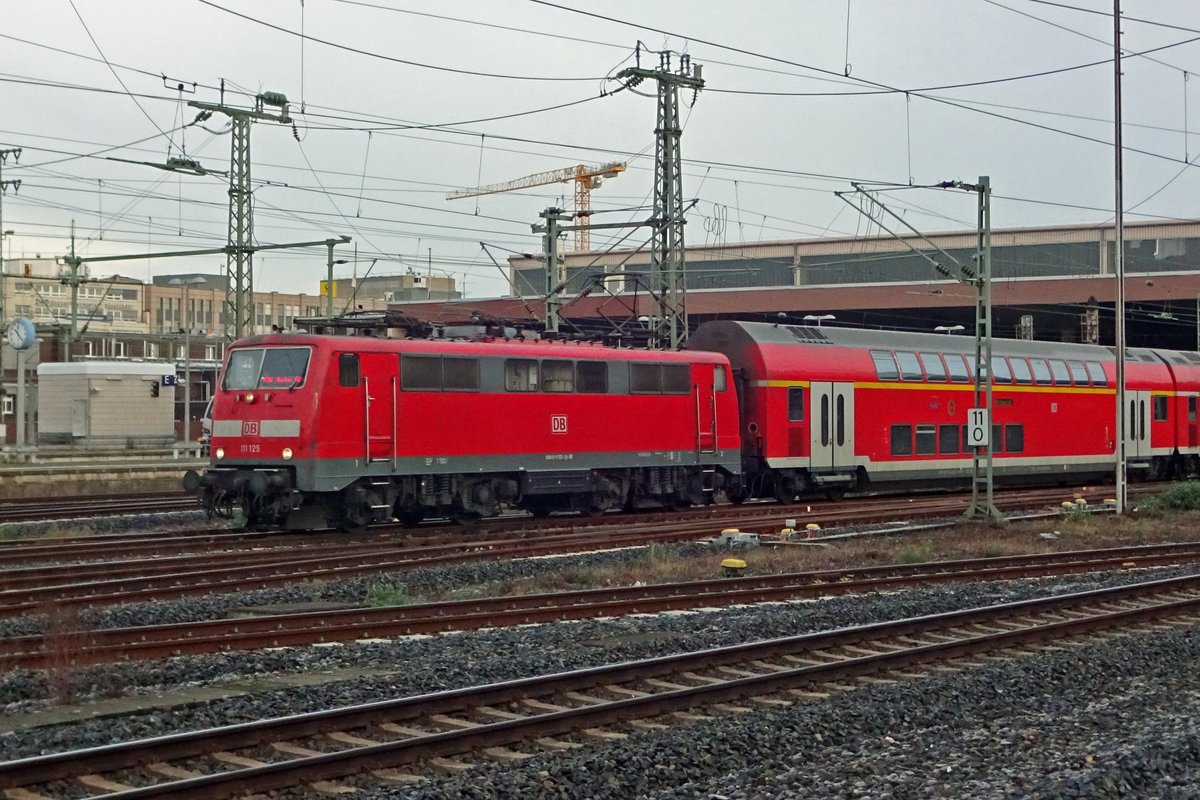 DB 111 125 verlässt mit RE-1 nach Köln am 28 Dezember 2019 Düsseldorf Hbf.