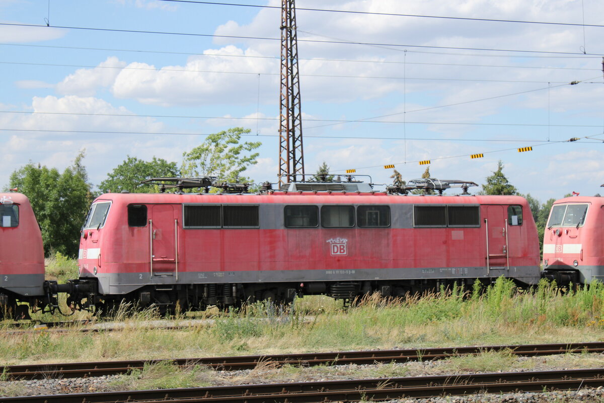 DB 111 133-5 in einem Lokzug vom DB Stillstandsmanagement Karsdorf nach Opladen, am 13.07.2022 in Naumburg (S) Hbf.