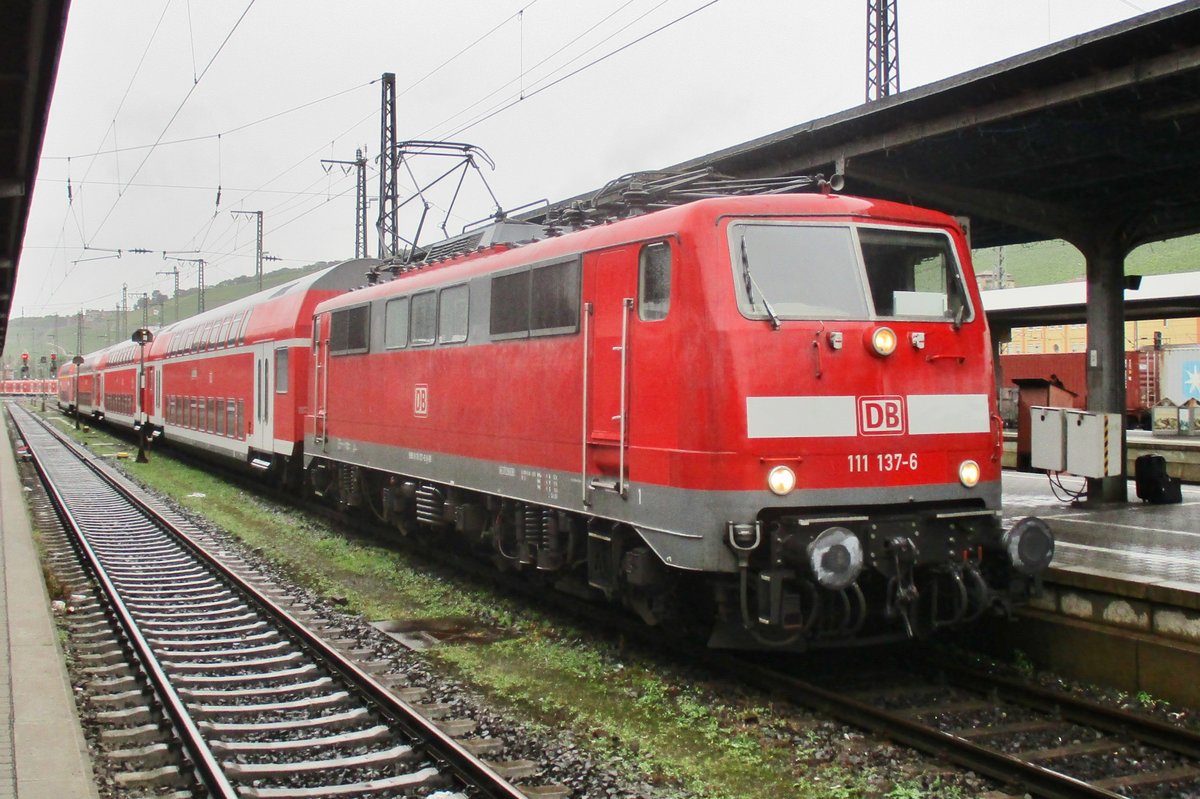 DB 111 137 hält am 14 September 2017 in Würzburg Hbf.