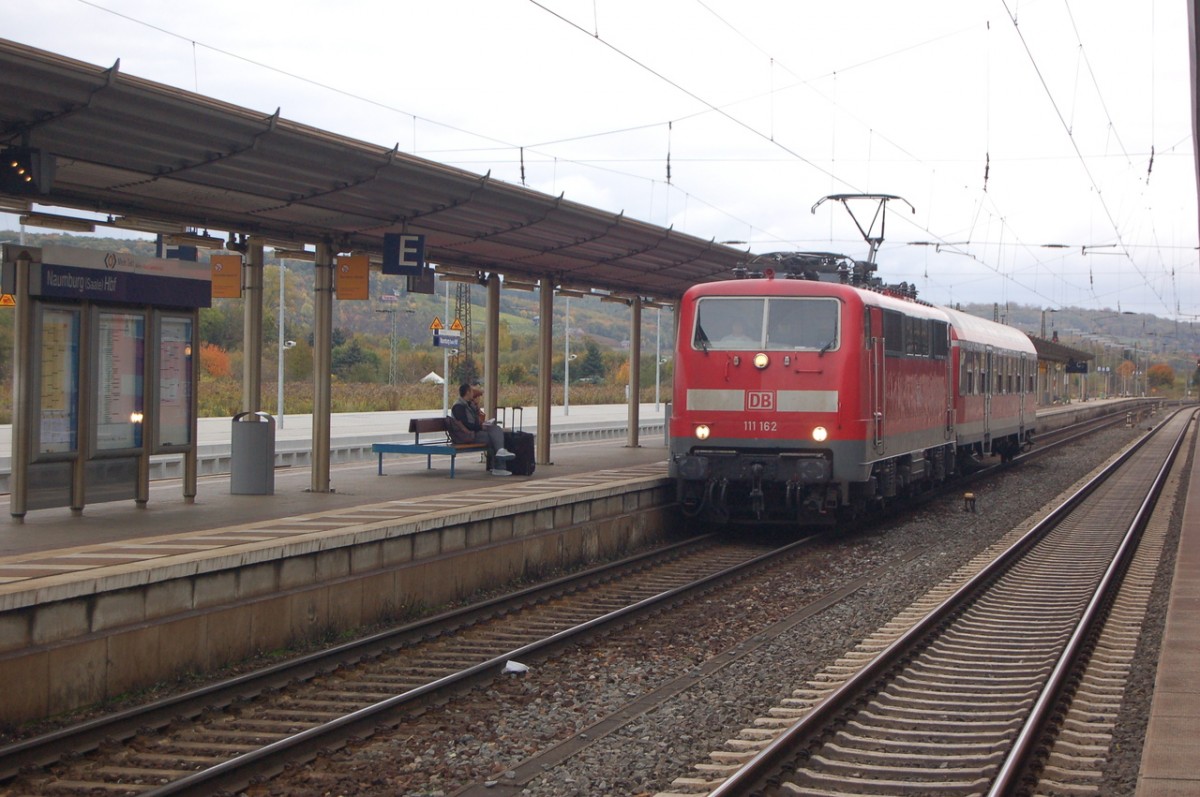 DB 111 162 mit einem n-Wagen Richtung Bad K�sen, am 18.10.2013 beim Halt in Naumburg Hbf. (Foto: dampflok015)