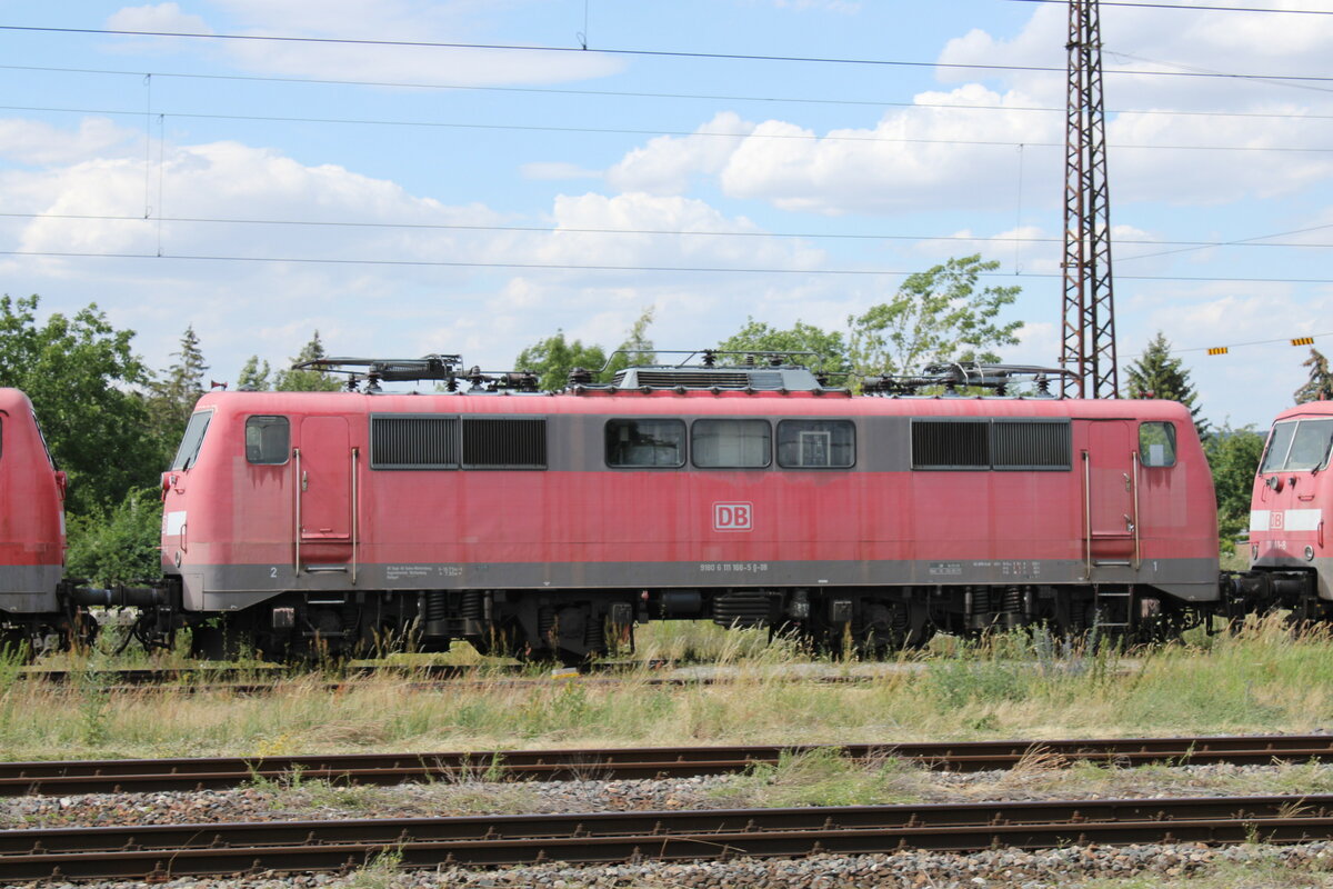 DB 111 166-5 in einem Lokzug vom DB Stillstandsmanagement Karsdorf nach Opladen, am 13.07.2022 in Naumburg (S) Hbf.