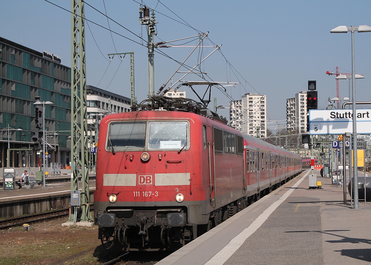 DB 111 167-3 mit Nahverkehrszug Einfahrt Stuttgart Hbf 28.03.2017