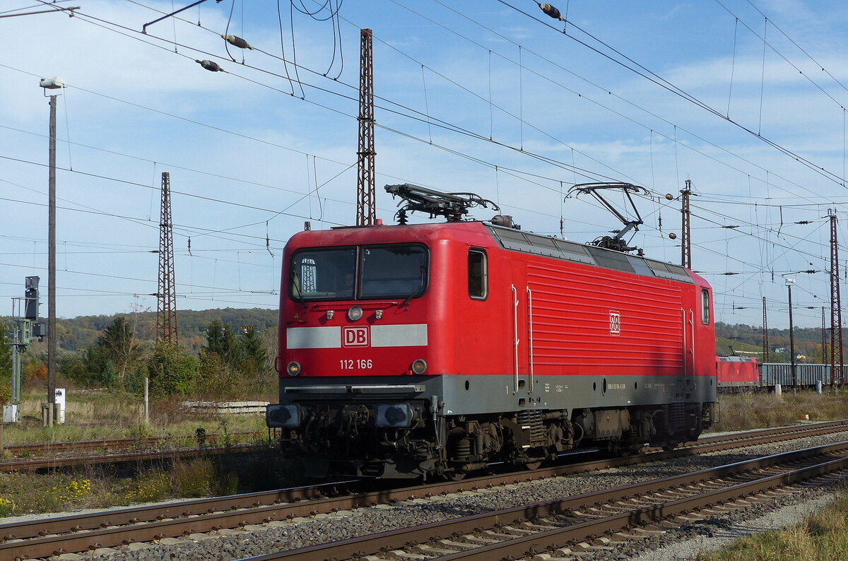 DB 112 166 als Tfzf Richtung Bad Kösen, am 25.10.2021 in Naumburg (S) Hbf.