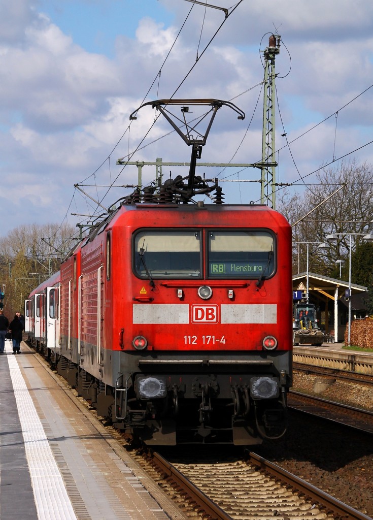DB 112 171-4 musste der wohl defekten 6143 930-6 etwas aushelfen und dient hier als Schublok der RB nach Flensburg die wegen Bahnsteigarbeiten mal aus Gleis 3 abfuhr. Schleswig 25.03.2014