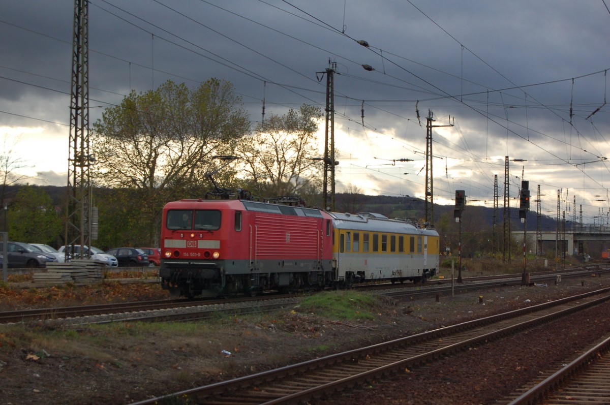 DB 114 501-0 mit einem Messwagen Richtung Lei�ling, am 04.11.2013 in Naumburg Hbf (Foto: dampflok015)