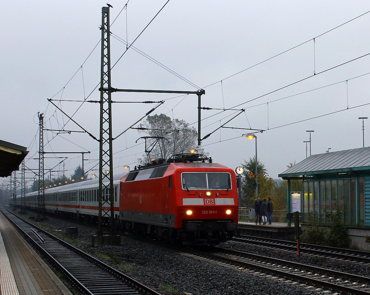 DB 120 101-1 mit dem LPF 78082(HH-Eidelstedt - Flensburg)festgehalten bei der Durchfahrt in Schleswig. 16.10.2015