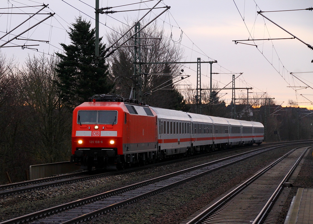 DB 120 108-6 hatte am 27.12.2013 die kurze Version vom LPF 78082 zu ziehen, sie fuhr später mit ihrem Wagenpark ab Flensburg als IC 1981 wieder nach München zurück. Schleswig Bhf 27.12.2013