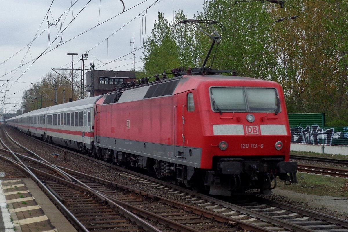 DB 120 113 verlässt am 10 April 2017 Braunschweig.