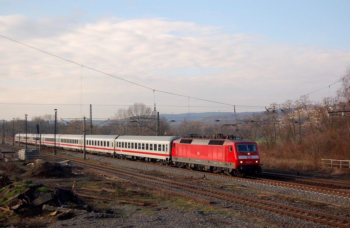DB 120 118-5 mit dem IC 2208 von M�nchen Hbf nach Berlin Gesundbrunnen, am 13.01.2014 in Naumburg Hbf. (Foto: dampflok015)