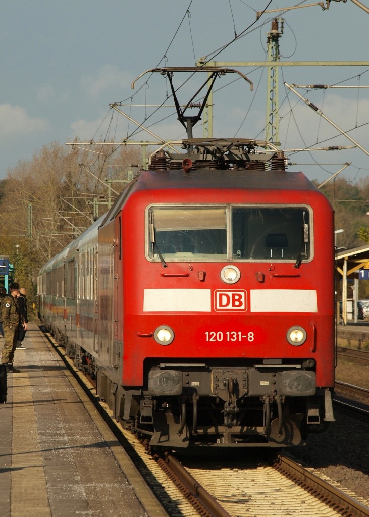 DB 120 131-8 mit IC bei der Einfahrt in Schleswig. 21.10.2011