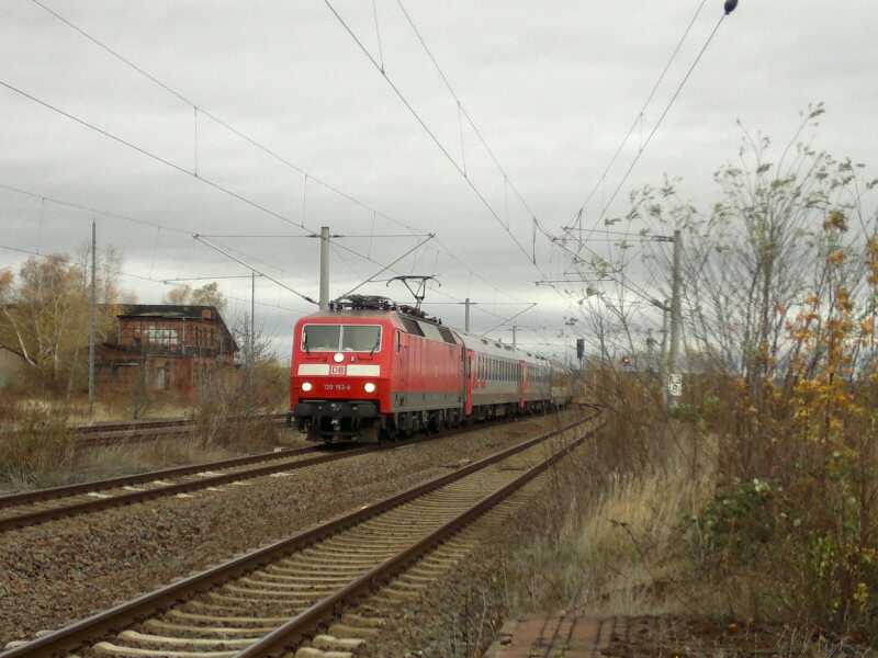 DB 120 152-4 mit dem umgeleiteten EN 452 von Moskva Belorusskaja nach Paris Est, am 04.11.2013 beim Kreuzungshalt in Artern. (Foto: Michael Rathmann)