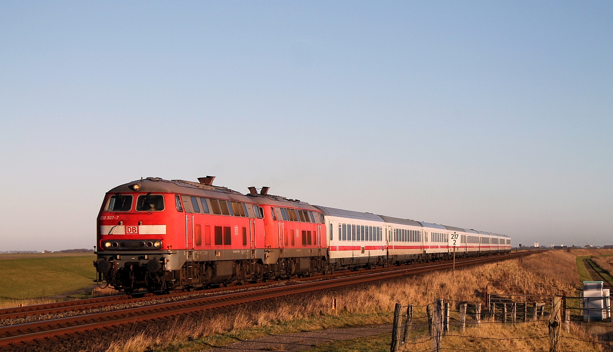 DB 1218 307-7 mit Schwesterlok und dem IC 2072 aus Dresden auf dem Weg nach Westerland. Friedrich-Wilhelm-Lübke Koog 02.12.2016
