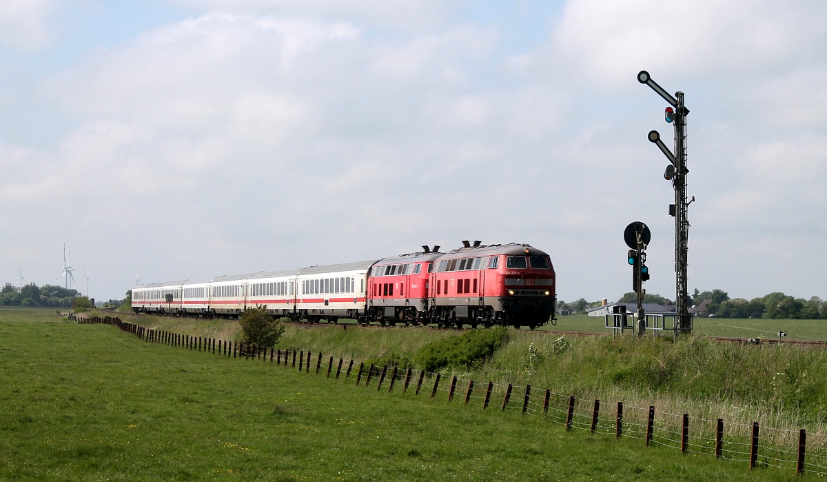 DB 1218 397-8 und 470-3 mit dem IC 2073 nach Dresden Hbf aufgenommen am Bü Lehnshallig. 28.05.2017