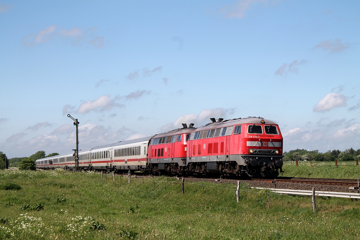 DB 1218 473-7 und 314-3 mit dem IC 2315 nach Frankfurt(Main)Hbf aufgenommen in Risum-Lindholm am 28.05.2017