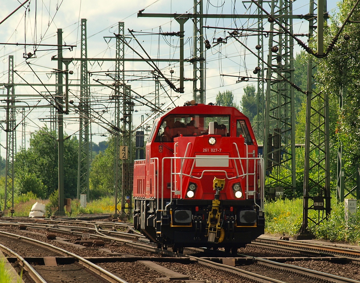 DB 1261 027-7 dieselt hier gemütlich durch HH-Harburg. 01.07.2011(üaV)
