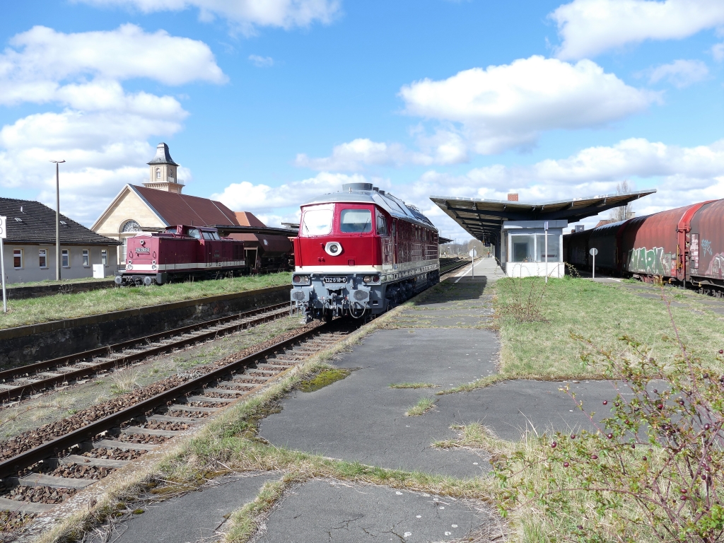 DB 132 618 am 03.04.2023 beim umsetzen in Zeitz. Anschlie�end zog sie die G�terwagen rechts in den Gbf. Daneben abgestellt steht die PRESS 114 703 (203 230) mit Schotterwagen.