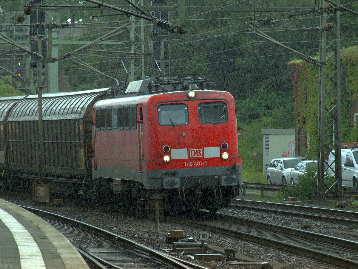 DB 140 401-1 aufgenommen während eines Schauers im Bahnhof Hamburg-Harburg. 19.08.2011