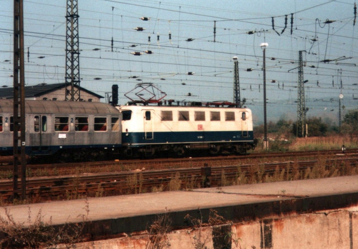 DB 141 386 mit einer RB aus Saalfeld (S), 1995 bei der Einfahrt in Naumburg (S) Hbf. (Foto: Mario Fliege