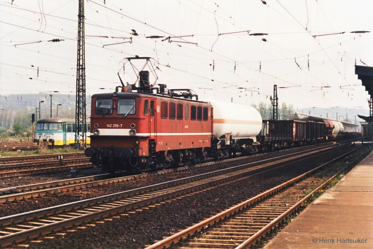 DB 142 256-7 mit einem G�terzug Richtung Bad K�sen, am 25.04.1997 in Naumburg Hbf. (Foto: Henk Hartsuiker)