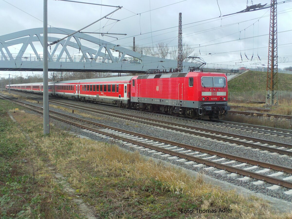DB 143 012 als Schlusslok am DLr 72168 von Leipzig-Engelsdorf nach Stuttgart Hbf, am 02.02.2022 in Naumburg Hbf. Dabei wurden ehemalige  M�nchen-N�rnberg-Express  Wagen �berf�hrt. (Foto: Thomas Adler)