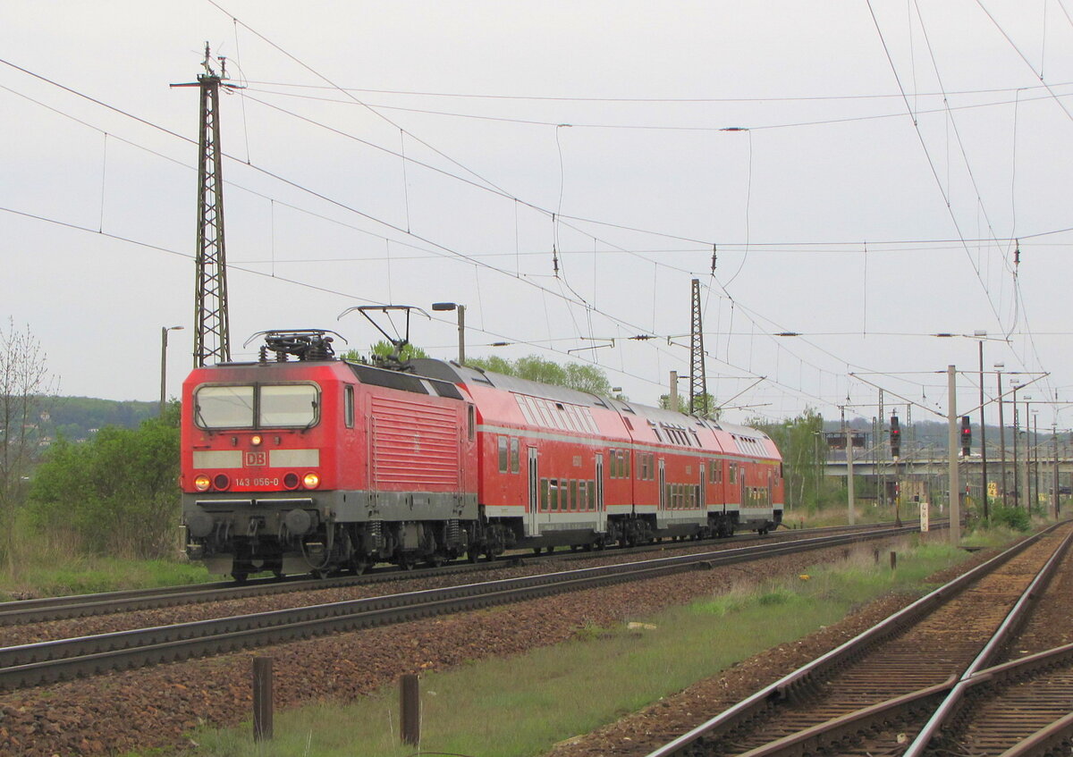DB 143 056-0 mit der RB 26517 von Halle (S) Hbf nach Großheringen, am 29.04.2010 bei der Ausfahrt in Naumburg (S) Hbf.
